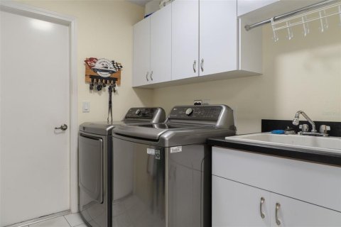 House in Homosassa, Florida 3 bedrooms, 168.8 sq.m. № 1913188 - photo 24