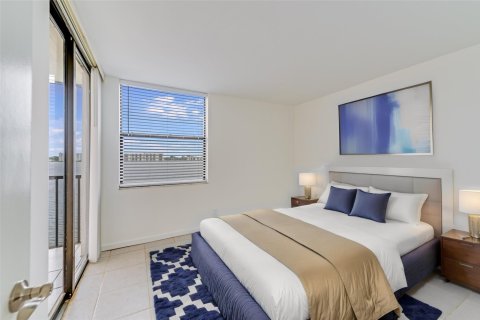 Condo in Oakland Park, Florida, 2 bedrooms  № 510035 - photo 1