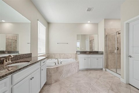 House in Land O' Lakes, Florida 5 bedrooms, 350.89 sq.m. № 2199070 - photo 14