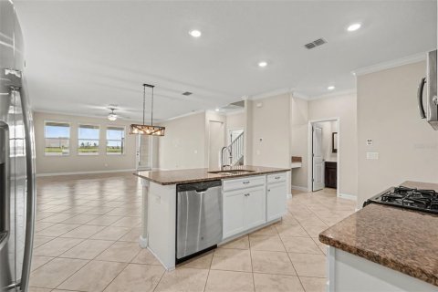 House in Land O' Lakes, Florida 5 bedrooms, 350.89 sq.m. № 2199070 - photo 5