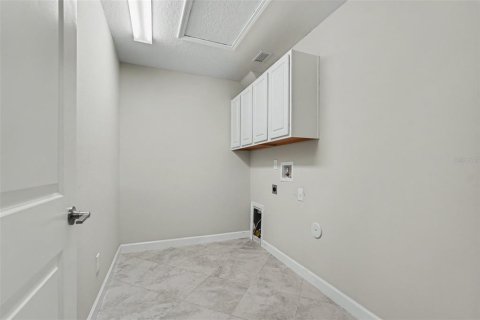 House in Land O' Lakes, Florida 5 bedrooms, 350.89 sq.m. № 2199070 - photo 22