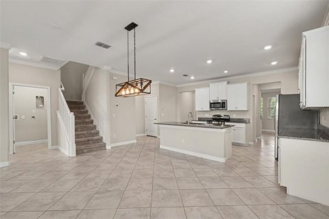 House in Land O' Lakes, Florida 5 bedrooms, 350.89 sq.m. № 2199070 - photo 4