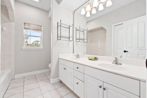 House in Orlando, Florida 4 bedrooms, 335.19 sq.m. № 1765851 - photo 15