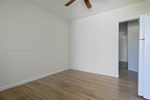 Снять в аренду квартиру в Хомстед, Флорида 1 спальня, 540.32м2, № 2032739 - фото 3