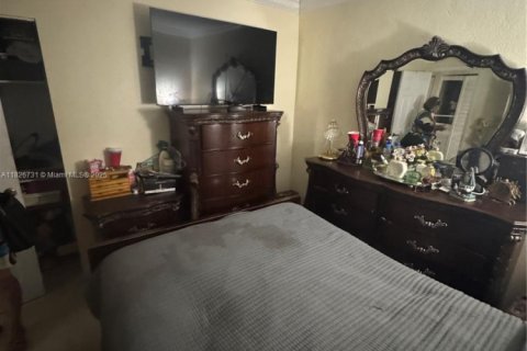 Casa en venta en Hialeah, Florida, 3 dormitorios, 247.77 m2 № 1822186 - foto 10