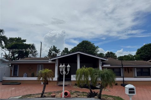 Casa en venta en Hialeah, Florida, 3 dormitorios, 247.77 m2 № 1822186 - foto 2