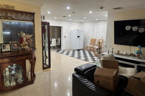 Casa en venta en Hialeah, Florida, 3 dormitorios, 247.77 m2 № 1822186 - foto 7