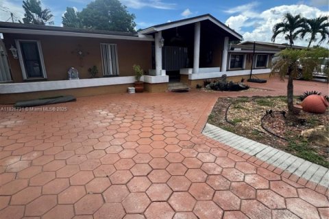 Casa en venta en Hialeah, Florida, 3 dormitorios, 247.77 m2 № 1822186 - foto 1