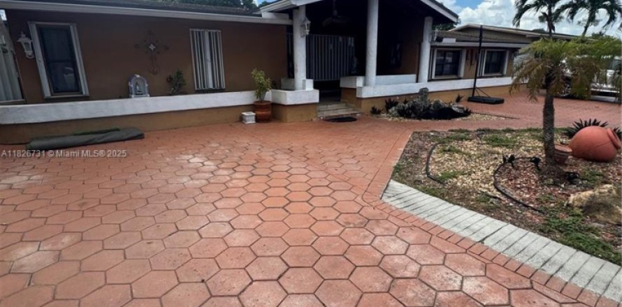 Casa en Hialeah, Florida 3 dormitorios, 247.77 m2 № 1822186