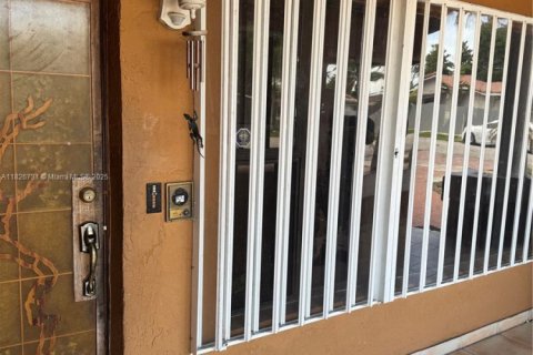 Casa en venta en Hialeah, Florida, 3 dormitorios, 247.77 m2 № 1822186 - foto 6