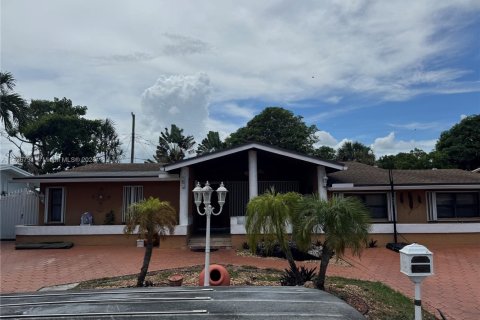 Casa en venta en Hialeah, Florida, 3 dormitorios, 247.77 m2 № 1822186 - foto 3