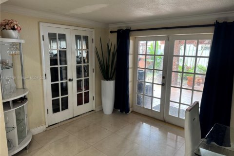 Casa en venta en Hialeah, Florida, 3 dormitorios, 247.77 m2 № 1822186 - foto 8