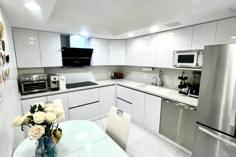 Купить кондоминиум в Халландейл-Бич, Флорида 2 спальни, 119.38м2, № 1978894 - фото 1