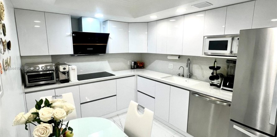 Кондоминиум с 2 спальнями в Халландейл-Бич, Флорида № 1978894