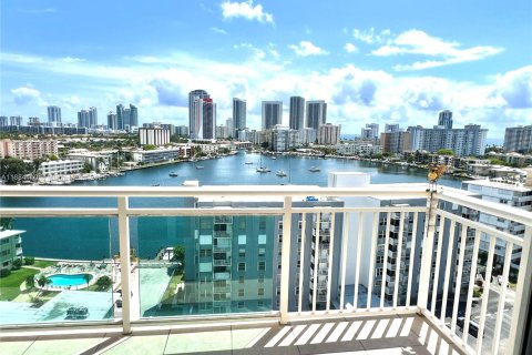 Купить кондоминиум в Халландейл-Бич, Флорида 2 спальни, 119.38м2, № 1978894 - фото 8