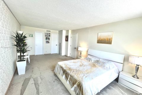 Купить кондоминиум в Халландейл-Бич, Флорида 2 спальни, 119.38м2, № 1978894 - фото 19