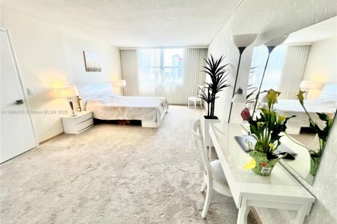 Купить кондоминиум в Халландейл-Бич, Флорида 2 спальни, 119.38м2, № 1978894 - фото 21