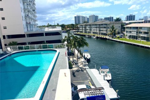 Купить кондоминиум в Халландейл-Бич, Флорида 2 спальни, 119.38м2, № 1978894 - фото 25