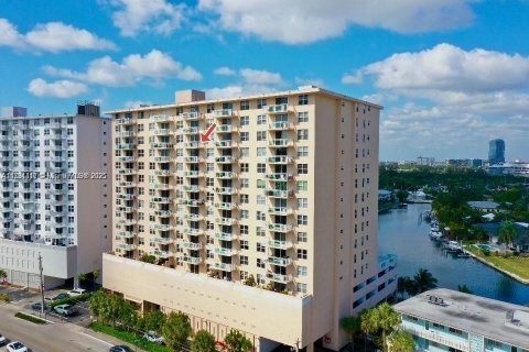 Купить кондоминиум в Халландейл-Бич, Флорида 2 спальни, 119.38м2, № 1978894 - фото 14