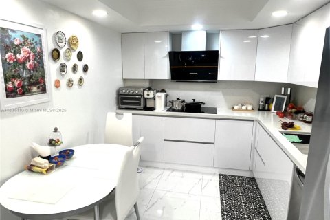 Купить кондоминиум в Халландейл-Бич, Флорида 2 спальни, 119.38м2, № 1978894 - фото 3