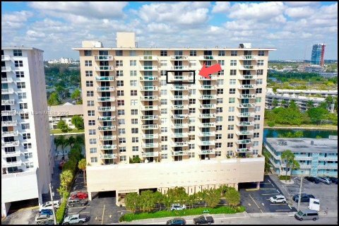 Купить кондоминиум в Халландейл-Бич, Флорида 2 спальни, 119.38м2, № 1978894 - фото 12