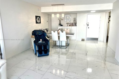 Купить кондоминиум в Халландейл-Бич, Флорида 2 спальни, 119.38м2, № 1978894 - фото 7