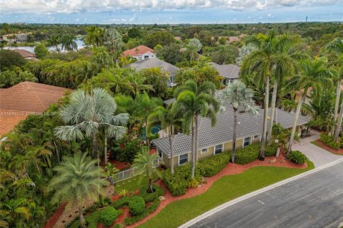 Villa ou maison à vendre à Pembroke Pines, Floride: 5 chambres, 258.27 m2 № 1931632 - photo 1