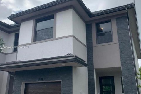 Adosado en venta en Miami Lakes, Florida, 3 dormitorios, 157.19 m2 № 1813931 - foto 1