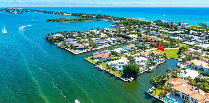 Commercial property in Ocean Ridge, Florida № 2147240