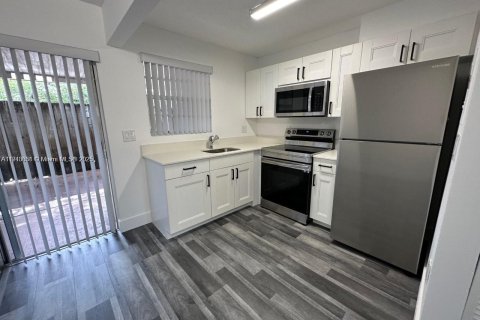 Touwnhouse à louer à Miami, Floride: 2 chambres, 76.55 m2 № 1966367 - photo 3