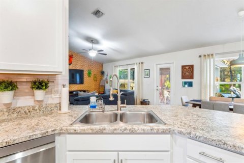 Villa ou maison à vendre à Weeki Wachee, Floride: 4 chambres, 163.6 m2 № 2398608 - photo 15