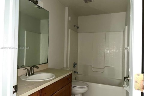 Propiedad comercial en venta en Lehigh Acres, Florida № 1955299 - foto 4