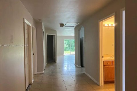 Propiedad comercial en venta en Lehigh Acres, Florida № 1955299 - foto 14