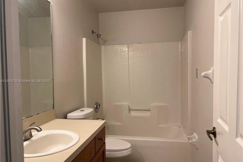 Propiedad comercial en venta en Lehigh Acres, Florida № 1955299 - foto 8