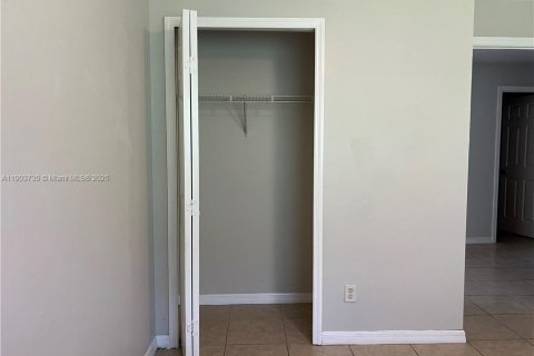 Propiedad comercial en venta en Lehigh Acres, Florida № 1955299 - foto 6