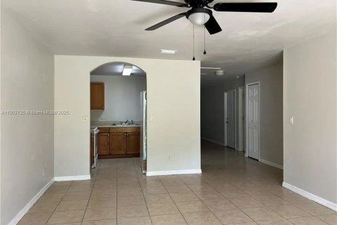 Propiedad comercial en venta en Lehigh Acres, Florida № 1955299 - foto 13