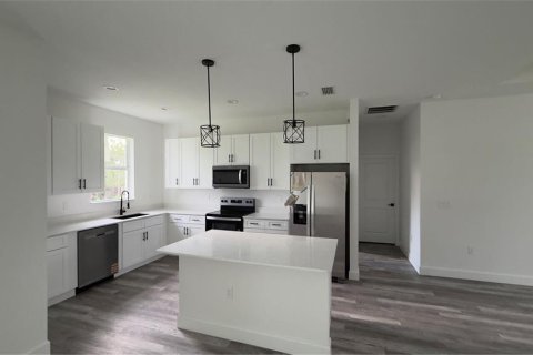 Villa ou maison à vendre à Port Charlotte, Floride: 4 chambres, 155.52 m2 № 2398543 - photo 2