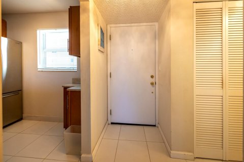 Condo in Pompano Beach, Florida, 1 bedroom  № 2378418 - photo 16