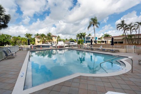 Condo in Pompano Beach, Florida, 1 bedroom  № 2378418 - photo 23