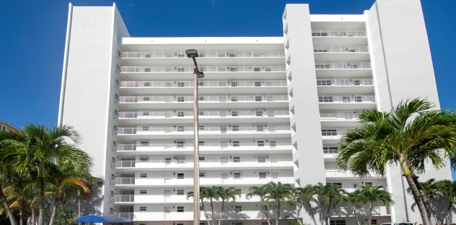 Condo in Pompano Beach, Florida, 1 bedroom  № 2378418