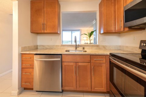 Condo in Pompano Beach, Florida, 1 bedroom  № 2378418 - photo 4