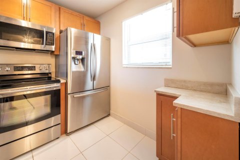 Condo in Pompano Beach, Florida, 1 bedroom  № 2378418 - photo 5
