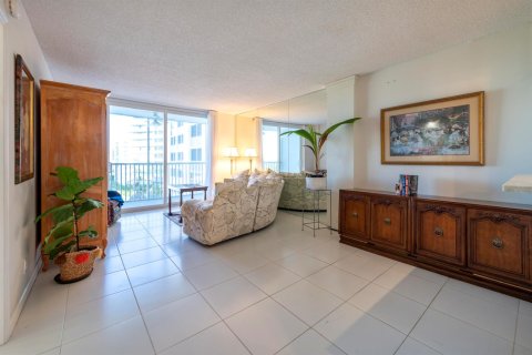 Condo in Pompano Beach, Florida, 1 bedroom  № 2378418 - photo 9