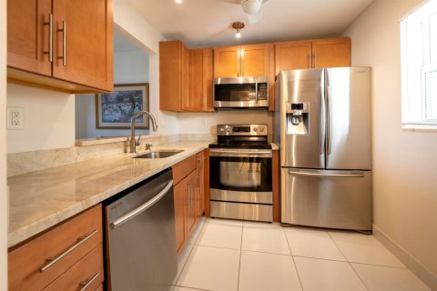 Condo in Pompano Beach, Florida, 1 bedroom  № 2378418 - photo 3