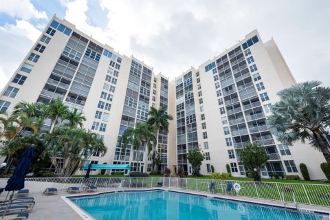 Condo in Pompano Beach, Florida, 1 bedroom  № 2378418 - photo 21