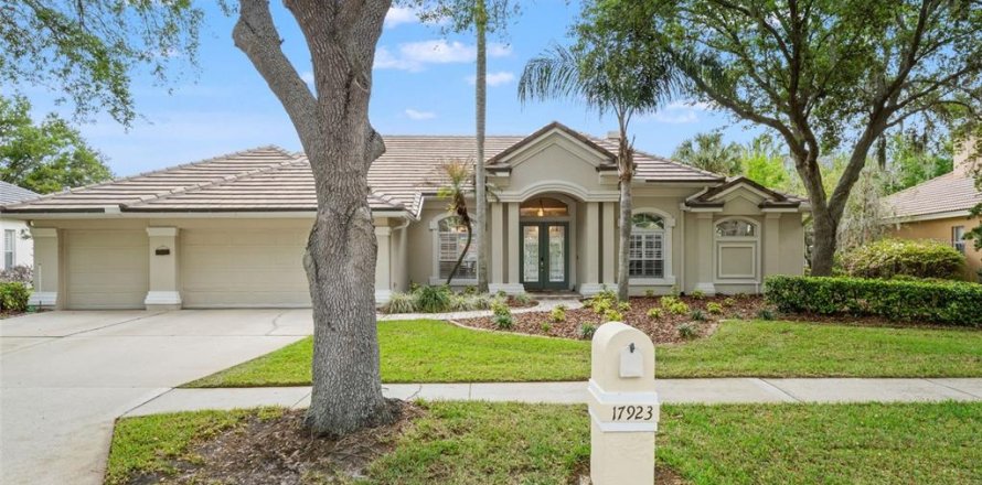 House in Tampa, Florida 4 bedrooms, 326.37 sq.m. № 2094111