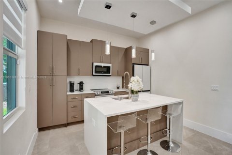 House in Lake Worth, Florida 3 bedrooms, 217.67 sq.m. № 1997823 - photo 8