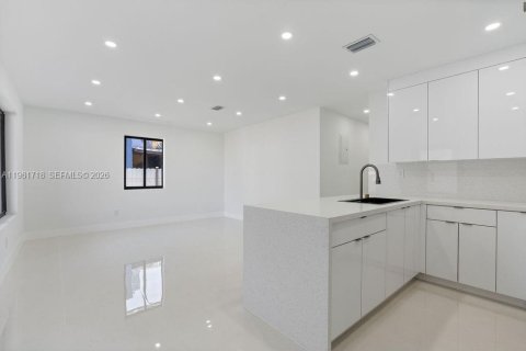 Villa ou maison à vendre à Miami, Floride: 3 chambres, 116.31 m2 № 2024519 - photo 11