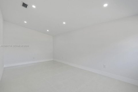 Villa ou maison à vendre à Miami, Floride: 3 chambres, 116.31 m2 № 2024519 - photo 20