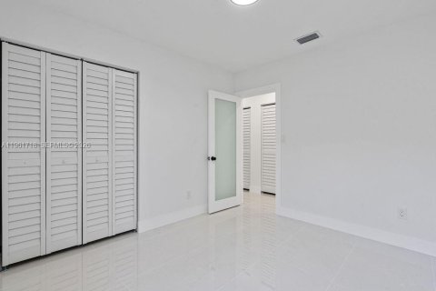 Villa ou maison à vendre à Miami, Floride: 3 chambres, 116.31 m2 № 2024519 - photo 18